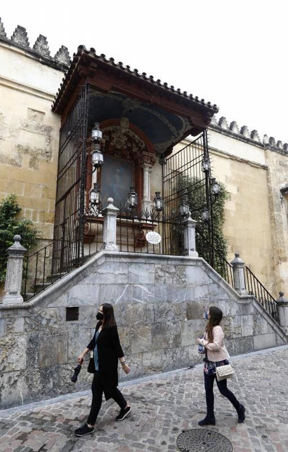 El altar de la Virgen de los Faroles de Córdoba, en imágenes