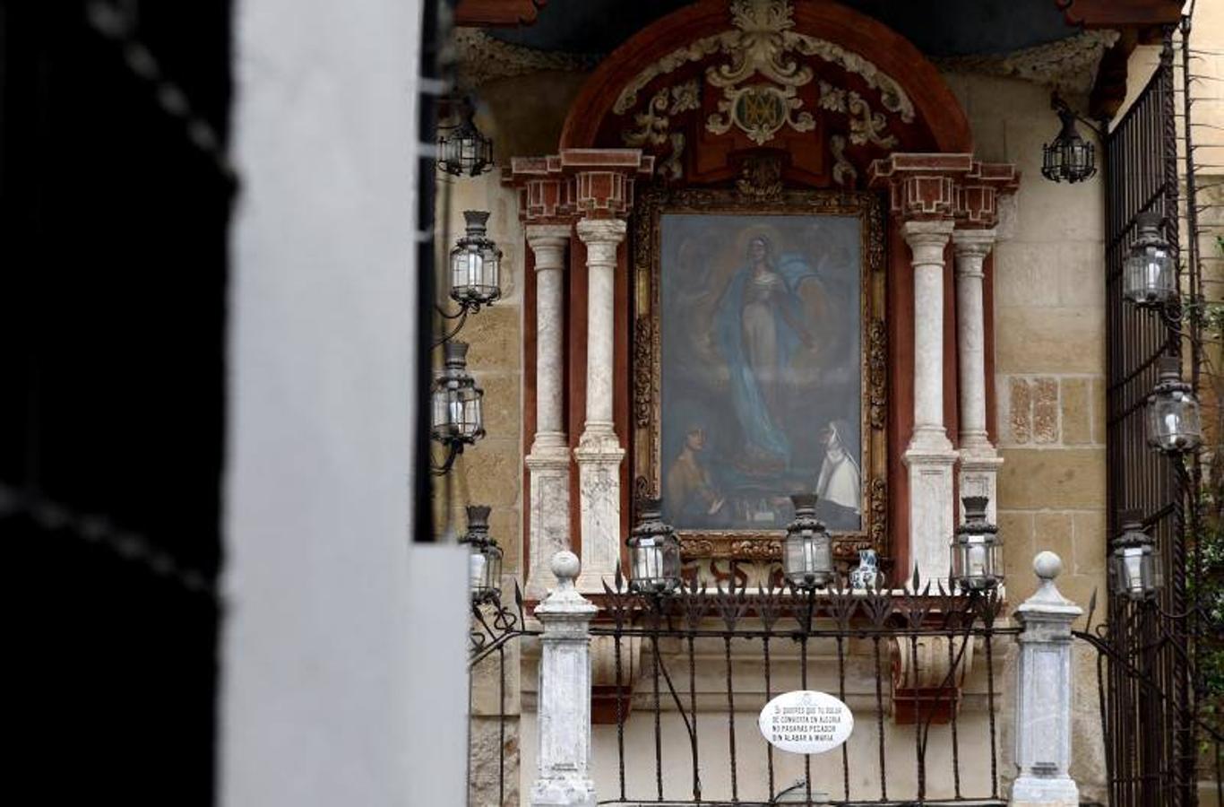 El altar de la Virgen de los Faroles de Córdoba, en imágenes