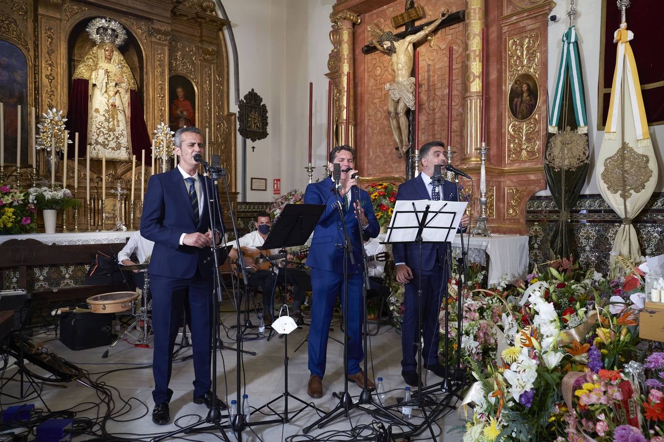 Almonte celebra su segunda misa de Pentecostés lejos de la aldea del Rocío