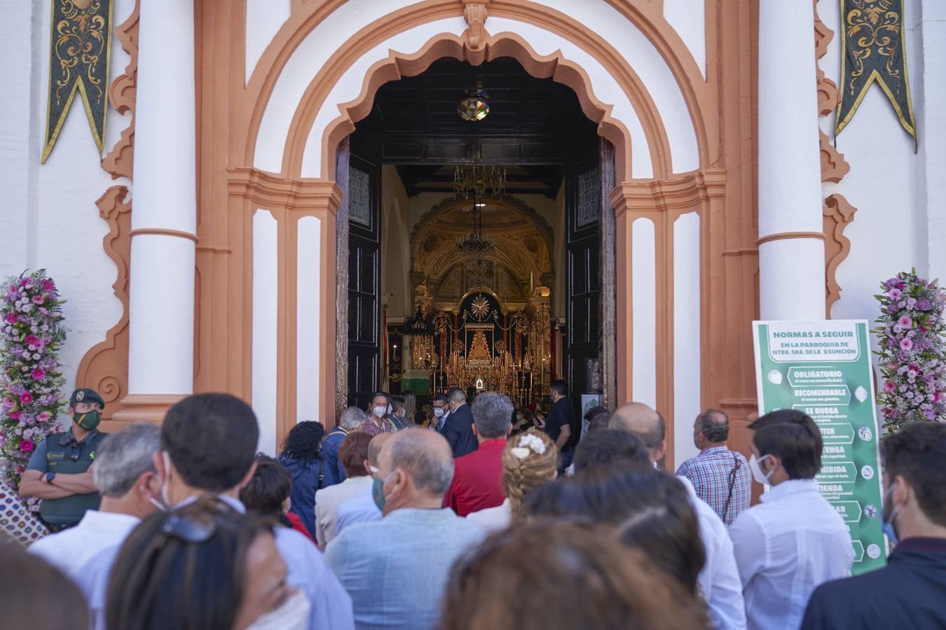 Almonte celebra su segunda misa de Pentecostés lejos de la aldea del Rocío