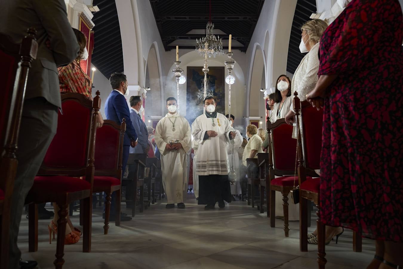 Almonte celebra su segunda misa de Pentecostés lejos de la aldea del Rocío