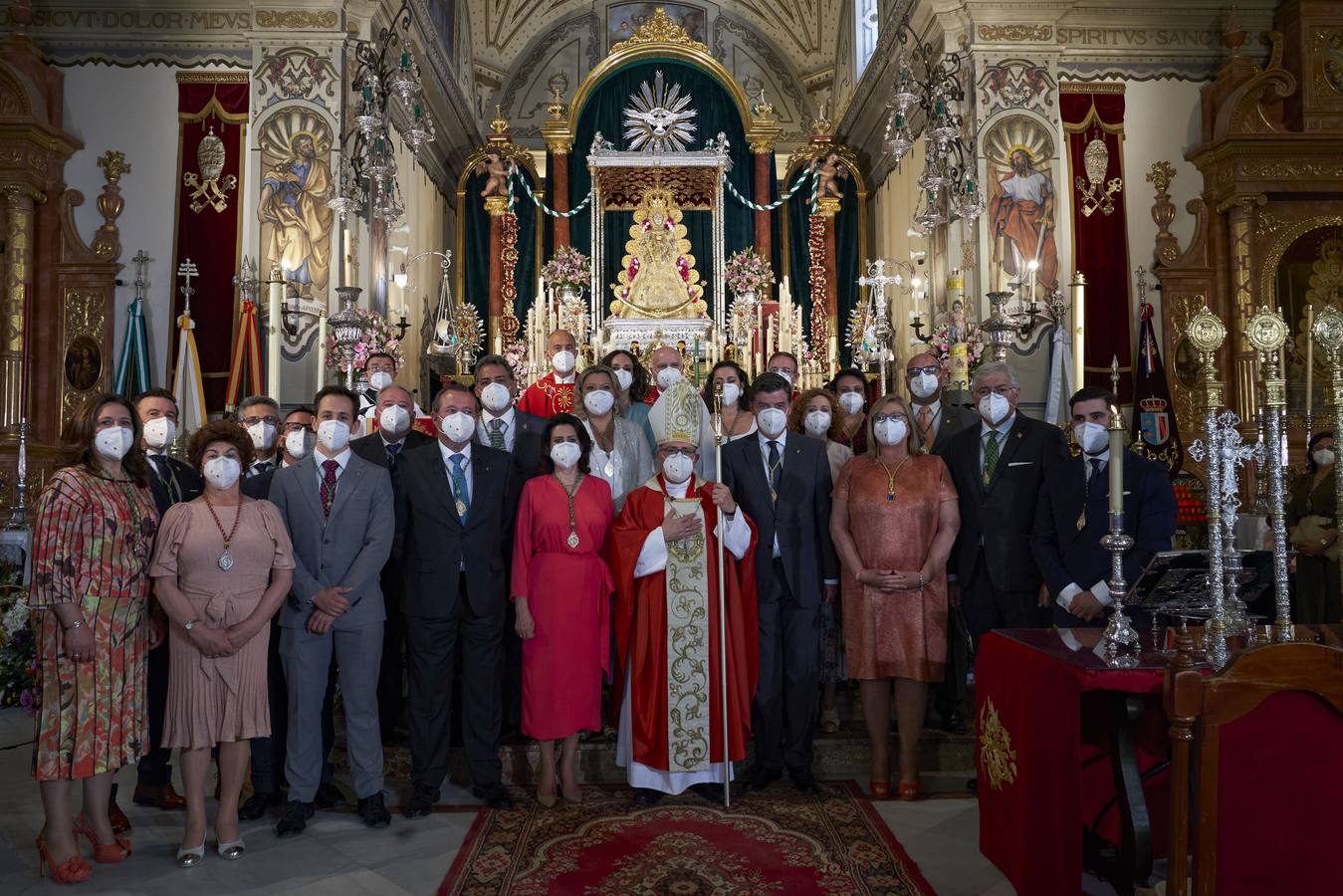lA junta de Gobierno de la Hermandad Matriz de Almonte junto con la alcaldesa de la localidad, el obispo de Huelva y los párrocos de Almonte