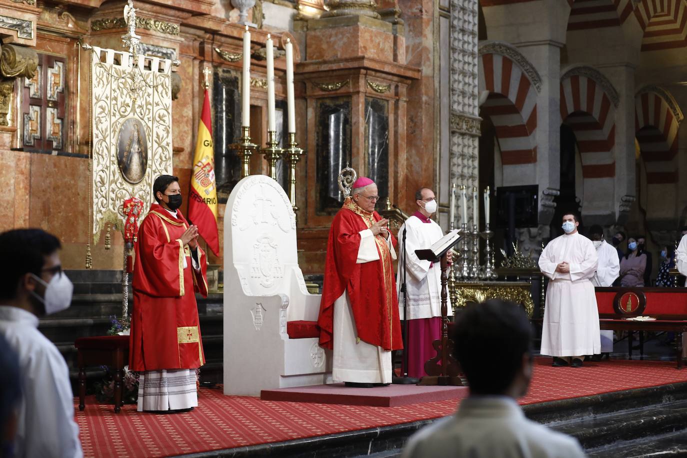 La misa de pentecostés en la Catedral de Córdoba, en imágenes