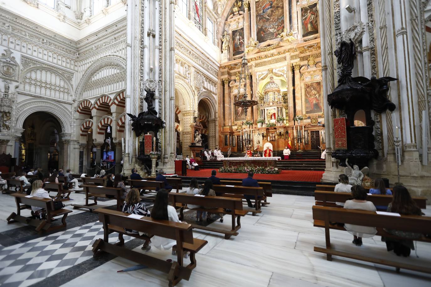 La misa de pentecostés en la Catedral de Córdoba, en imágenes