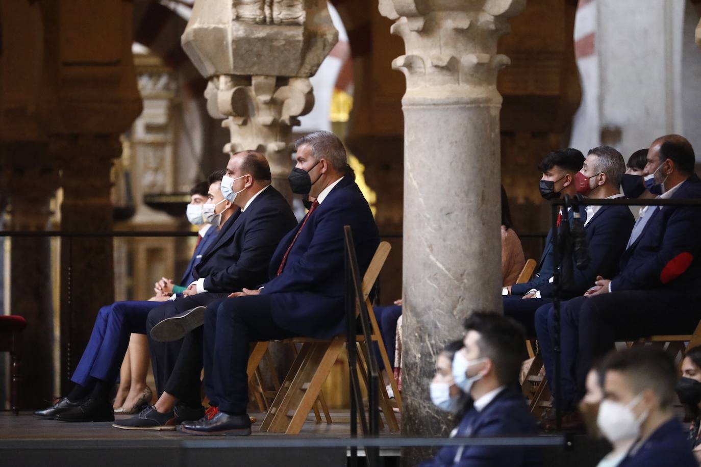 La misa de pentecostés en la Catedral de Córdoba, en imágenes