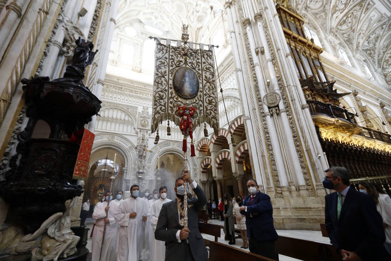 La misa de pentecostés en la Catedral de Córdoba, en imágenes