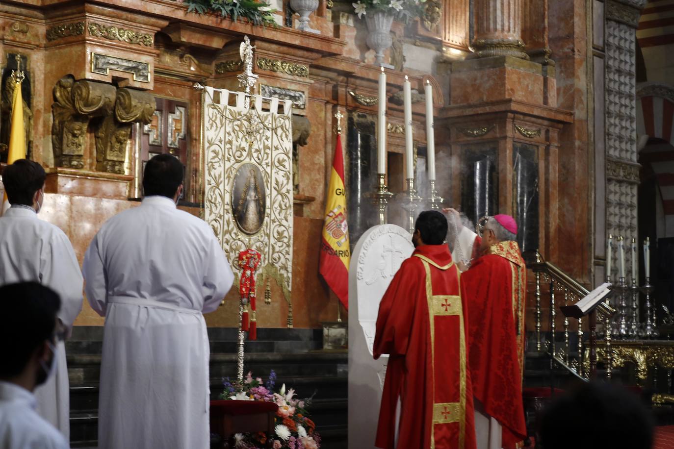 La misa de pentecostés en la Catedral de Córdoba, en imágenes