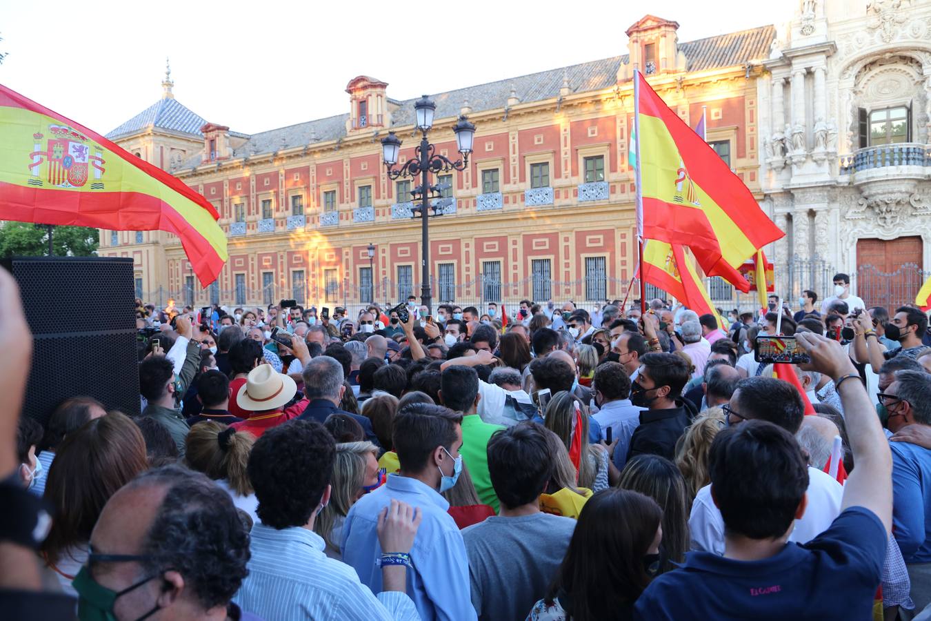 En imágenes, protesta de Santiago Abascal frente al Palacio de San Telmo de Sevilla