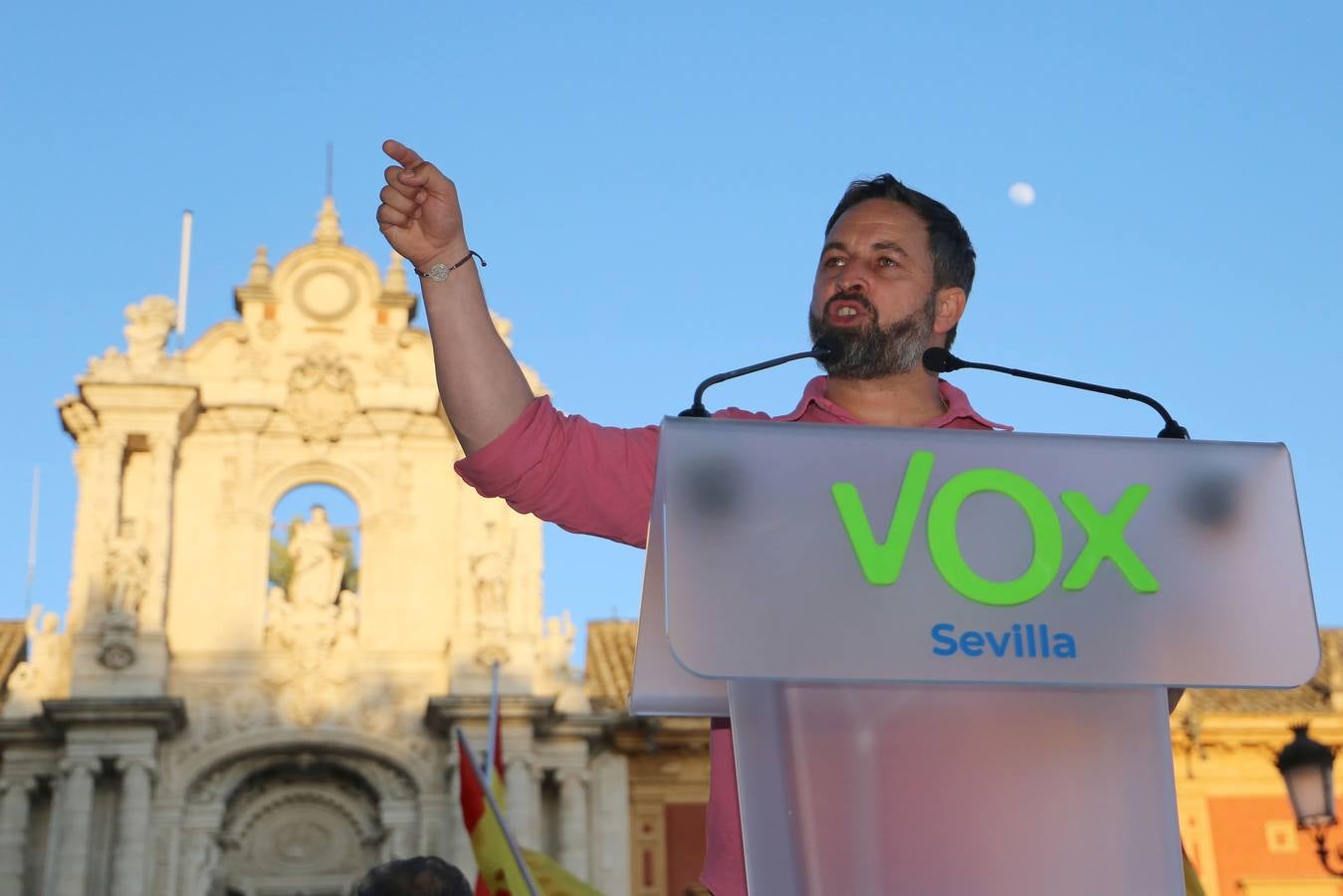 En imágenes, protesta de Santiago Abascal frente al Palacio de San Telmo de Sevilla