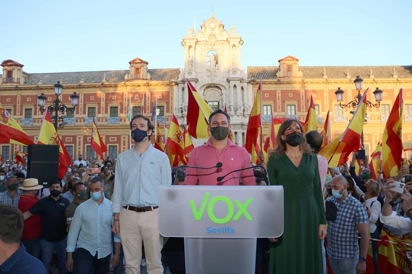 En imágenes, protesta de Santiago Abascal frente al Palacio de San Telmo de Sevilla