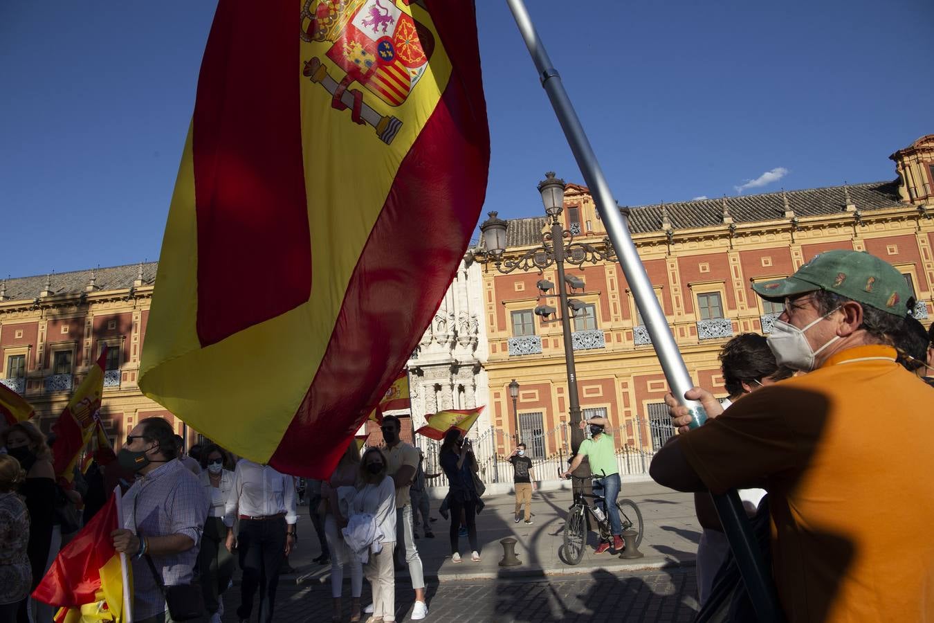 En imágenes, protesta de Santiago Abascal frente al Palacio de San Telmo de Sevilla