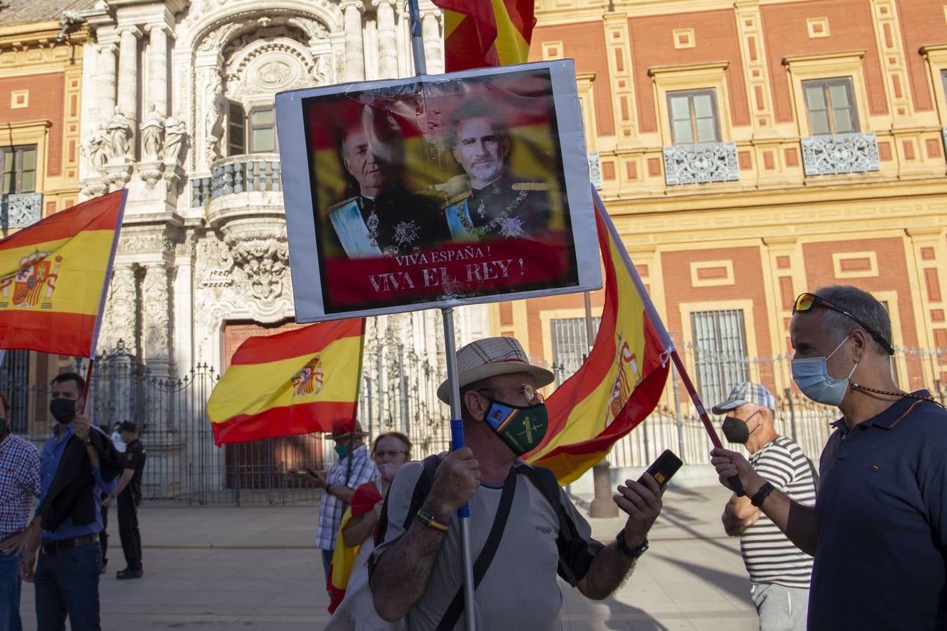 En imágenes, protesta de Santiago Abascal frente al Palacio de San Telmo de Sevilla