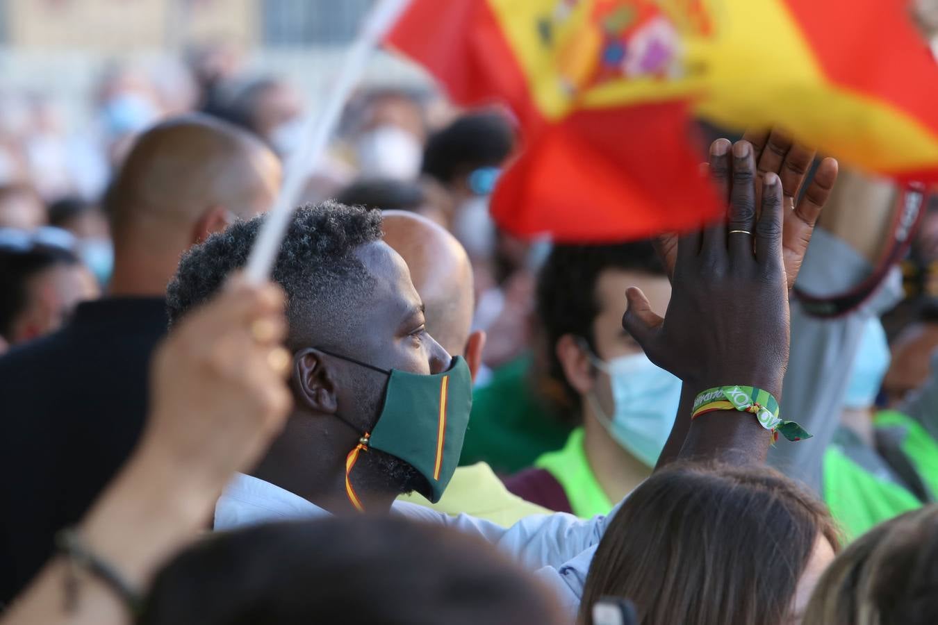 En imágenes, protesta de Santiago Abascal frente al Palacio de San Telmo de Sevilla