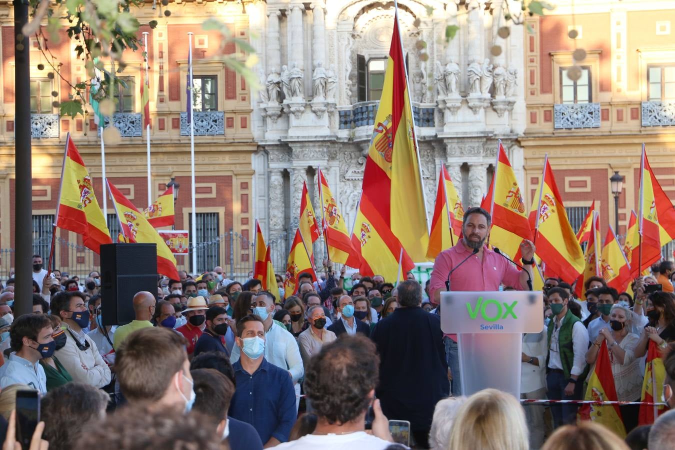 En imágenes, protesta de Santiago Abascal frente al Palacio de San Telmo de Sevilla