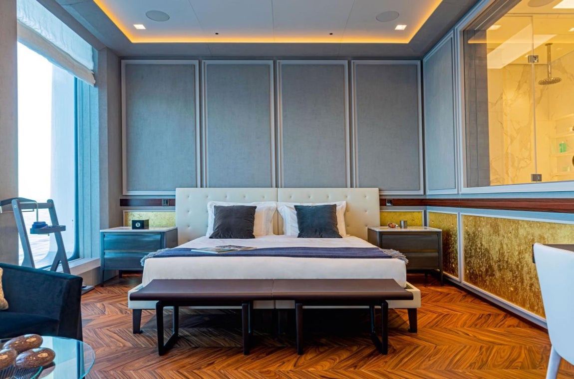 El yate híbrido más grande del mundo. El resto de camarotes se asemejan más a una habitación de hotel que a lo que podríamos encontrar en un barco. Cada mueble está realizado en exclusiva para dotarle de un acabado ultra sofisticado