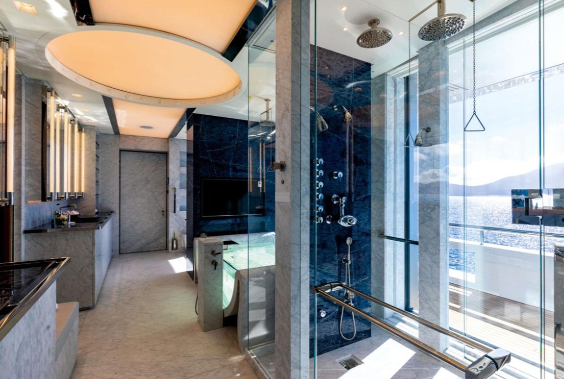 El yate híbrido más grande del mundo. El baño principal podría confundirse con un spa, pues posee sauna, baño turco, jacuzzi e, incluso, televisión