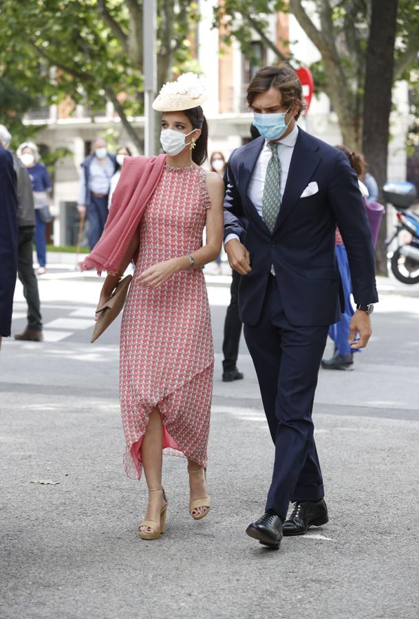 Cristina Beca. Optó por un diseño midi de estampado geométrico y escote halter con abertura en el bajo y estampado geométrico que combinó con unas sandalias beige, tocado y bolso de rafia. Añadió también un chal en color salmón con los remates desflecados.