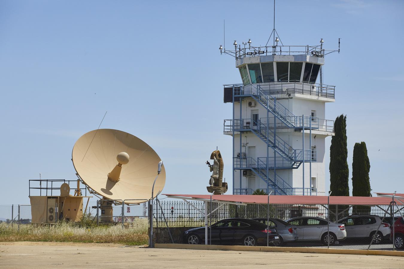 La antena satelital es la que permite pilotar el MQ-9 Predator B en las rutas designadas. 