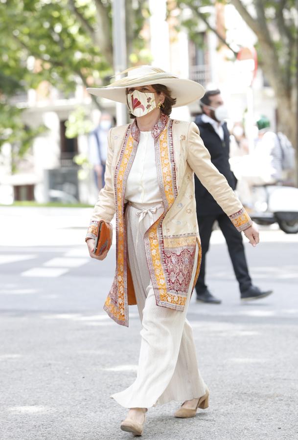 Sofía Barroso. La madre de Sofía Palazuelo fue otra de las mejor vestidas con un mono blanco que se ajustaba a su figura y que combinó con una chaqueta de aires étnicos, salones beiges y una pamela XXL.