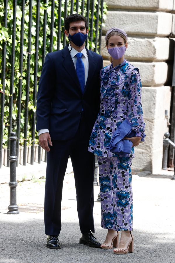 Alejandra Corsini. La influencer se decantó por un dos piezas floreado en tonos violeta de la colección cápsula de Juan Vidal para Bimani. El conjunto estaba compuesto por una chaqueta XXL y un pantalón ligeramente acampanado que combinó con sandalias de plataforma beige y mascarilla violeta.