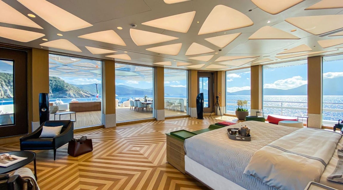 El yate híbrido más grande del mundo. La suite principal posee una amplia terraza y vistas a la cubierta. Incluye vestidor, un salón, despacho y cómo no, un mobiliario en el que no faltan las obras de arte de todo tipo