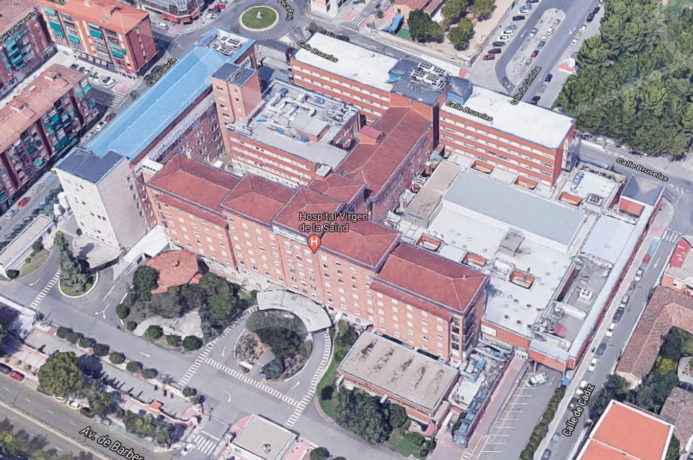 El hospital Virgen de la Salud en 2021. Todas sus reformas fueron llenando los casi 20.000 metros cuadrados del terreno que aprobó vender el Ayuntamiento al INP, en 1960, por 996.750 pesetas. Google Maps. 