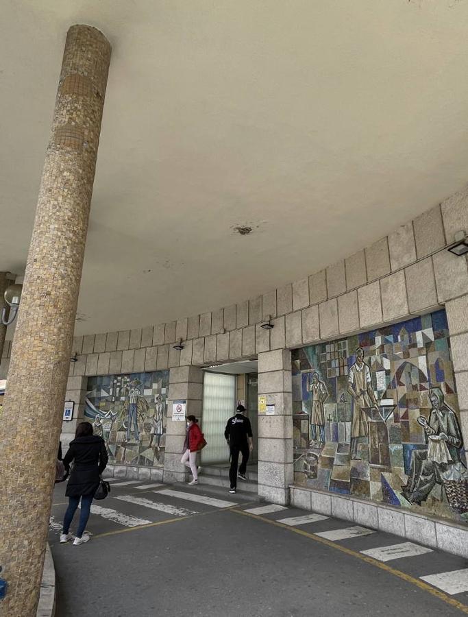 ⦁Entrada principal del hospital Virgen de la Salud con los paneles decorativos del pintor y mosaiquista Santiago Padrós Elías (1918-1971). FOTO RAFAEL DEL CERRO. 