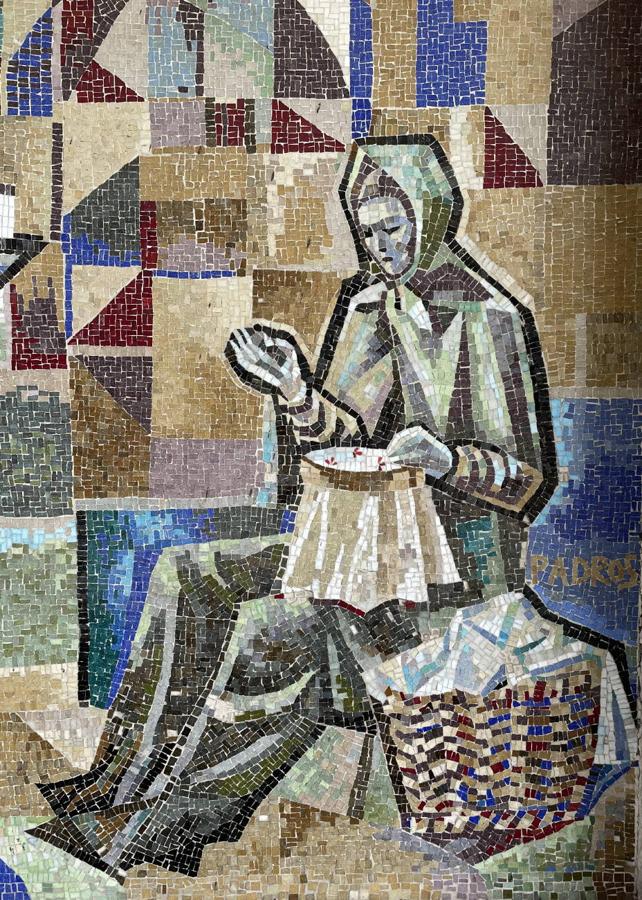 Detalle del panel derecho con la firma de Padrós al lado de una figura. El mismo autor, también con la técnica musivaria, había decorado la bóveda de la basílica del Valle de los Caídos en 1951. FOTO RAFAEL DEL CERRO. 