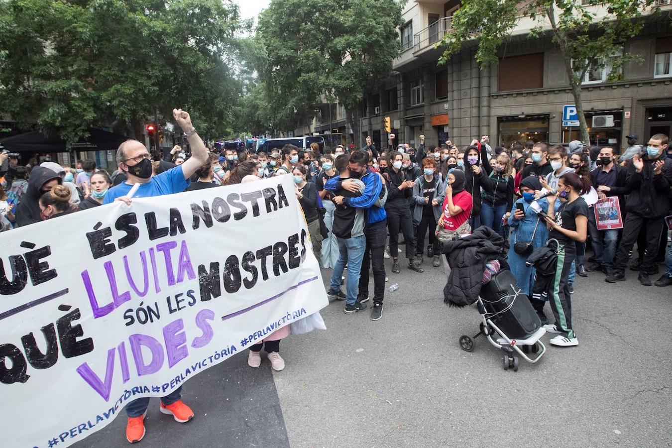 Miembros del Sindicat del Habitatge del Raval y Arran protestan junto a la sede de ERC. 