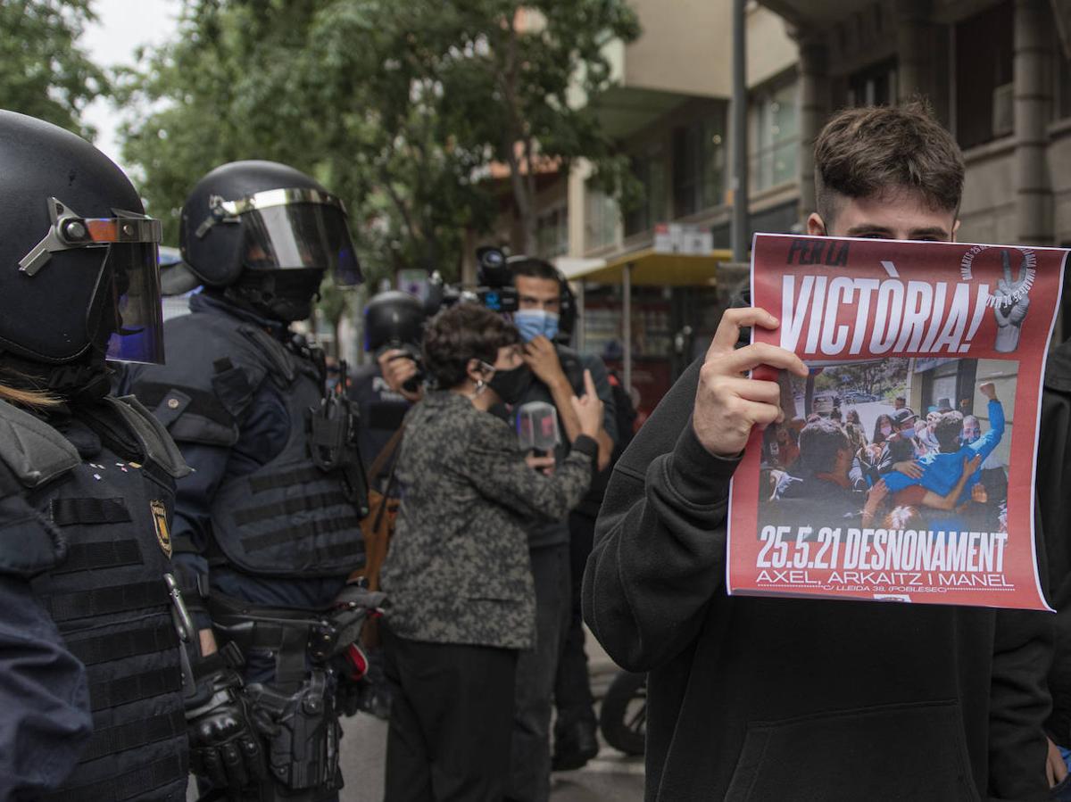 Activistas vinculados a sindicatos de la vivienda acuden a la ocupación de la sede de ERC. 