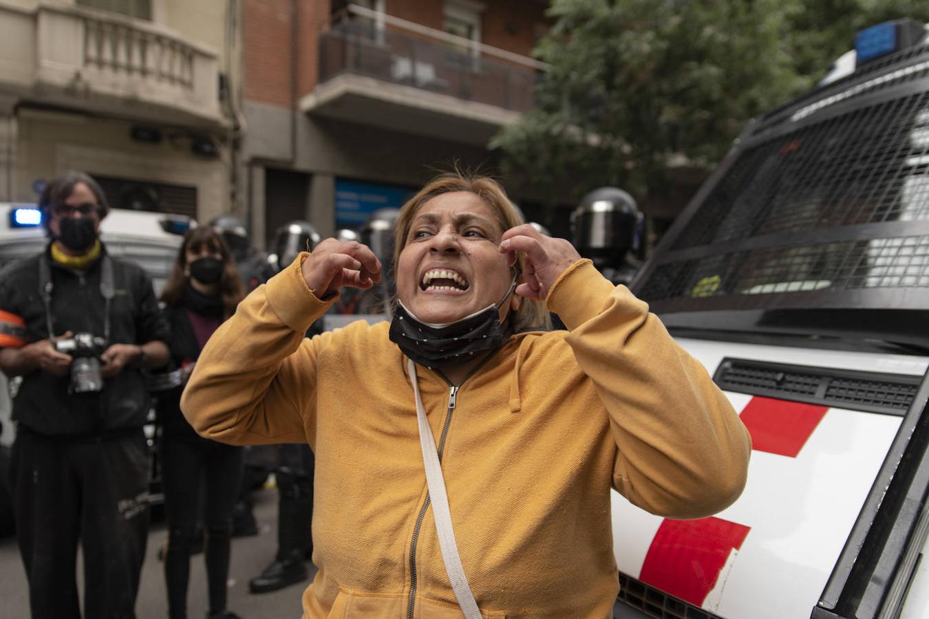 Una mujer grita frente a los Mossos d'Esquadra durante la ocupación de la sede de ERC. 