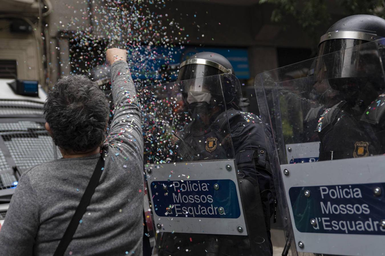 Una mujer tira confeti a los Mossos durante la ocupación de la sede de ERC. 