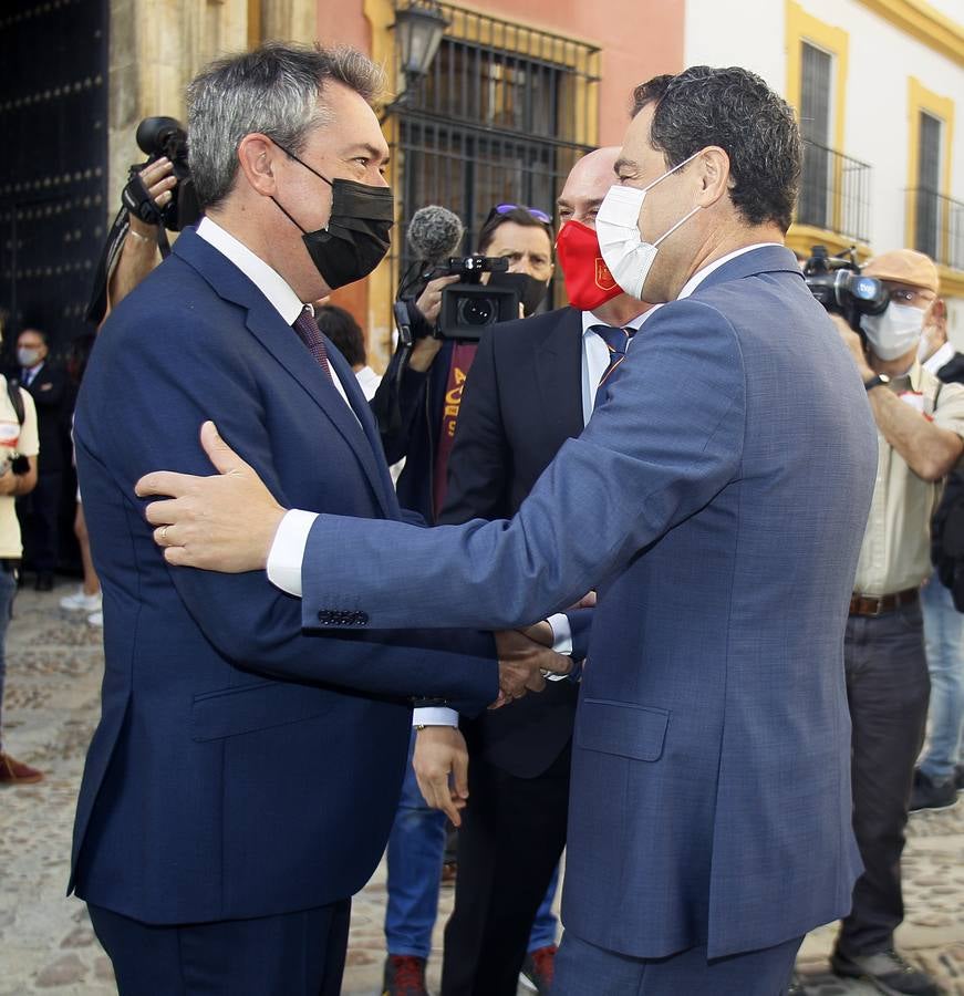 Instante del acto de la foto oficial del trofeo de la Eurocopa en Sevilla