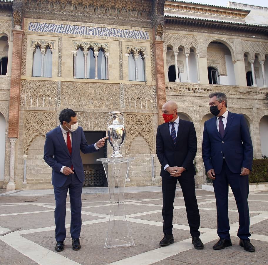 Instante del acto de la foto oficial del trofeo de la Eurocopa en Sevilla