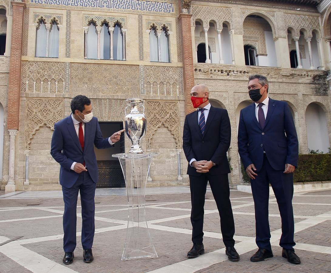 Instante del acto de la foto oficial del trofeo de la Eurocopa en Sevilla