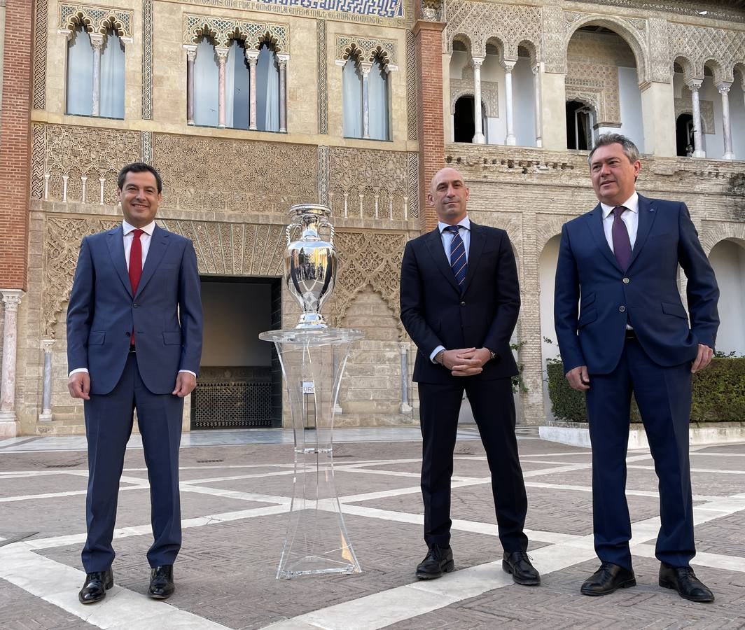 Instante del acto de la foto oficial del trofeo de la Eurocopa en Sevilla