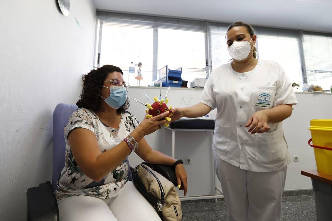 La vacunación con la segunda dosis de AstraZeneca en Cabra, en imágenes