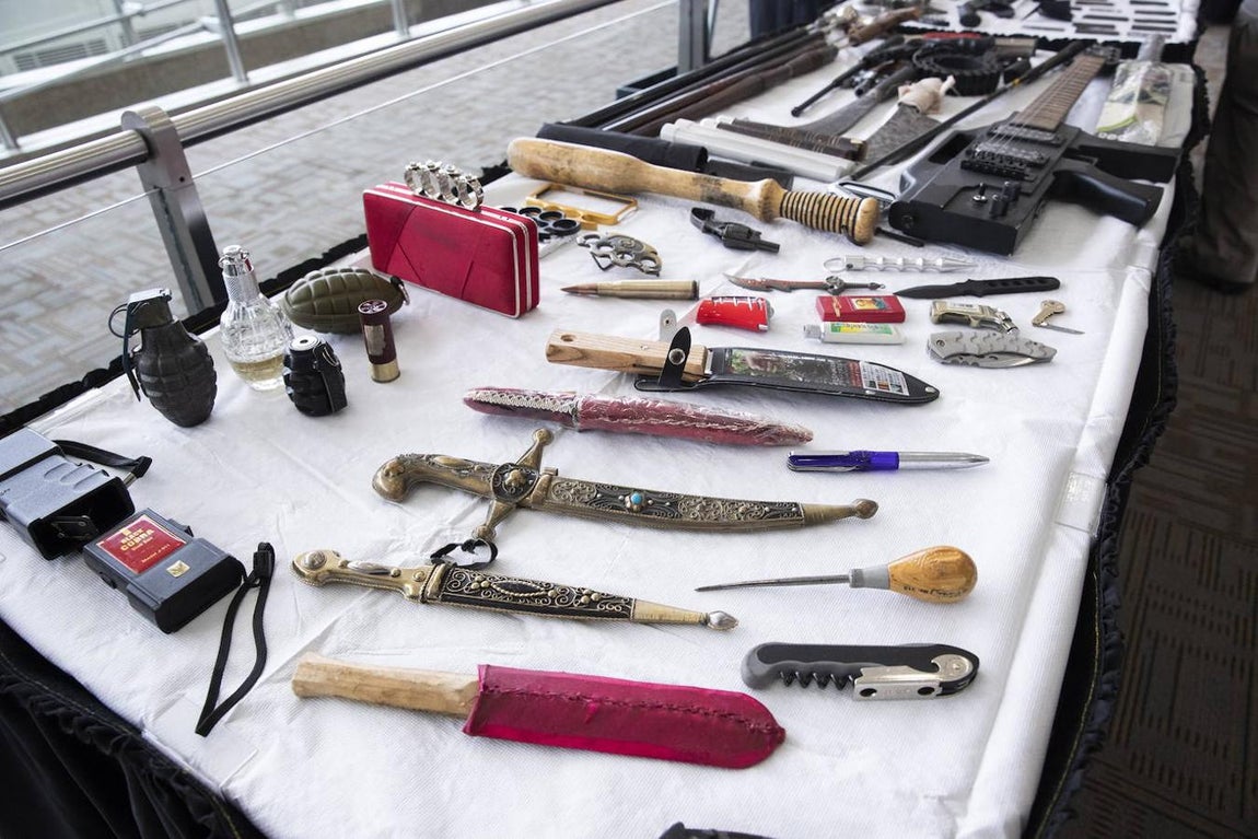 Entre las armas requisadas puede verse un puño americano con forma de bolso de fiesta. 