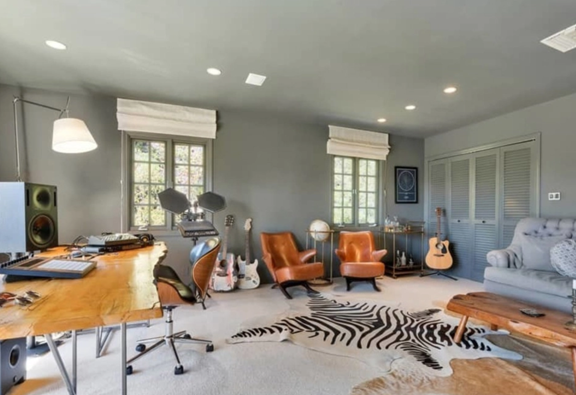 Así es la casa que ha vendido Katy Perry. Los nuevos propietarios contarán con vecinos de gran categoría como Jennifer Lawrence, Cameron Diaz, Nicole Kidman o Adele, artistas que han escogido dicho barrio por la gran privacidad y tranquilidad que ofrece.