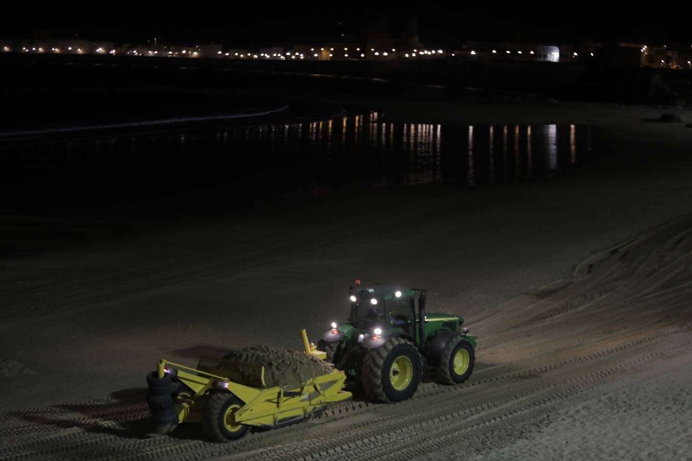 Los trabajos de regeneración de la arena en Santa María del Mar acaban este miércoles