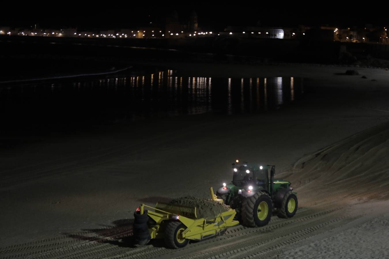 Los trabajos de regeneración de la arena en Santa María del Mar acaban este miércoles