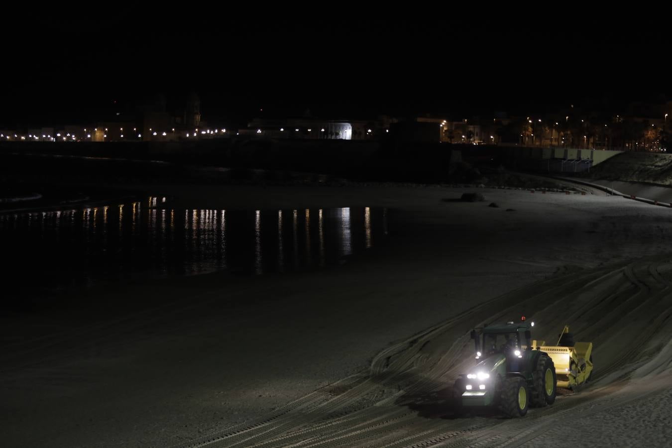 Los trabajos de regeneración de la arena en Santa María del Mar acaban este miércoles