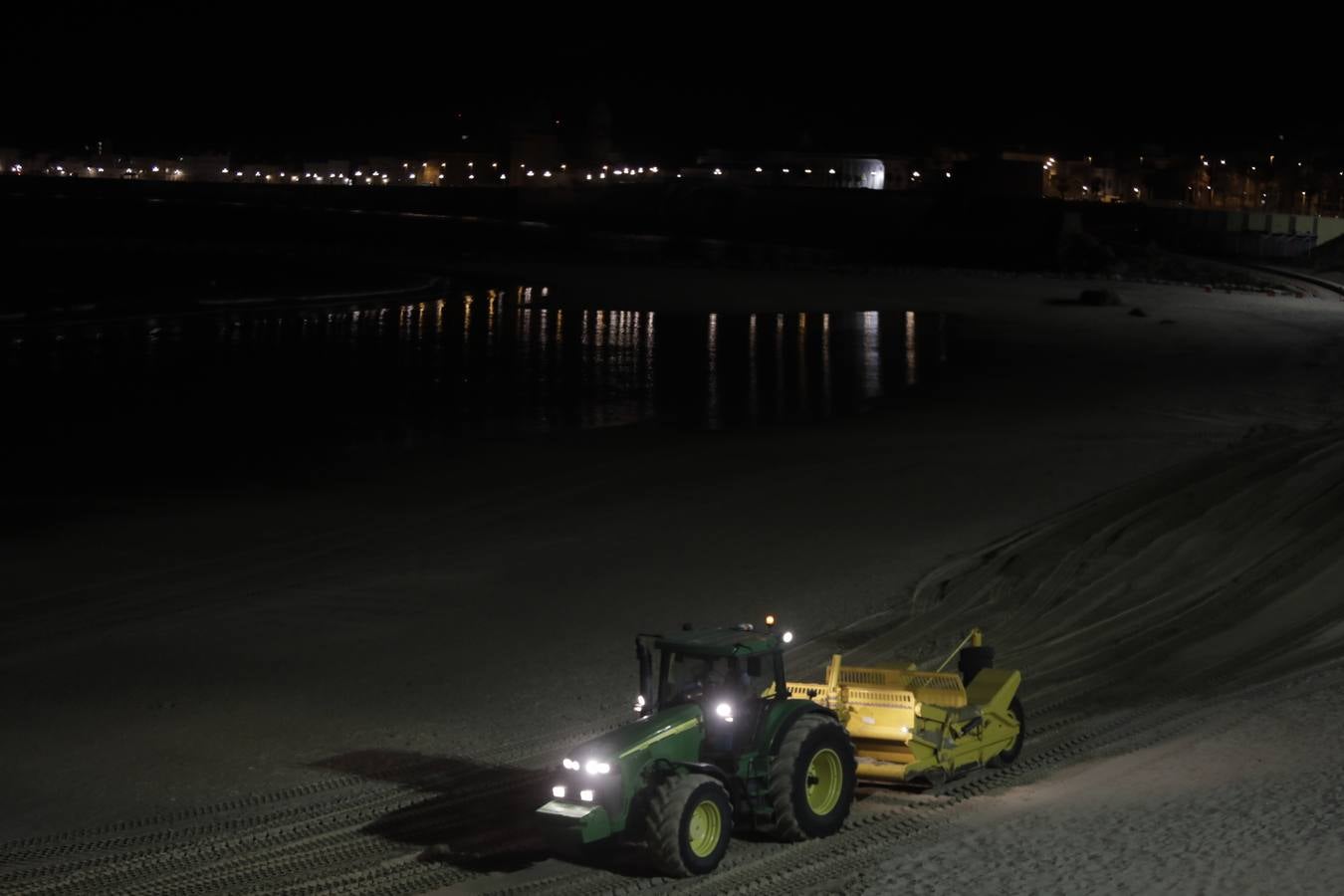 Los trabajos de regeneración de la arena en Santa María del Mar acaban este miércoles