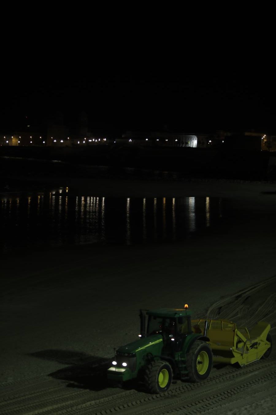 Así es la regeneración de la playa Santa María del Mar de Cádiz: por la noche y termina este miércoles