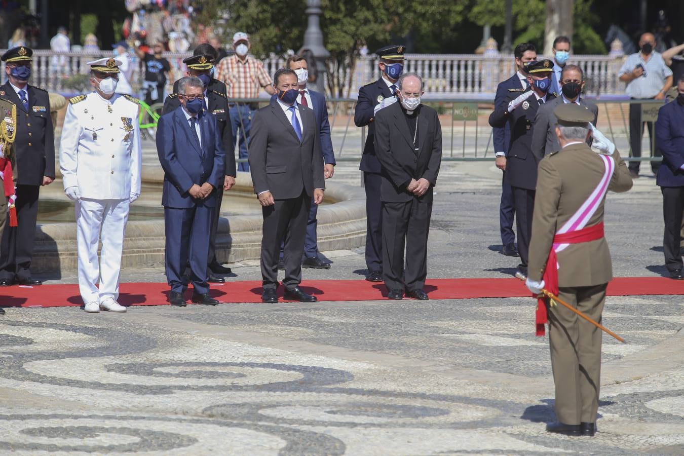 Izado de la bandera en la Plaza de España