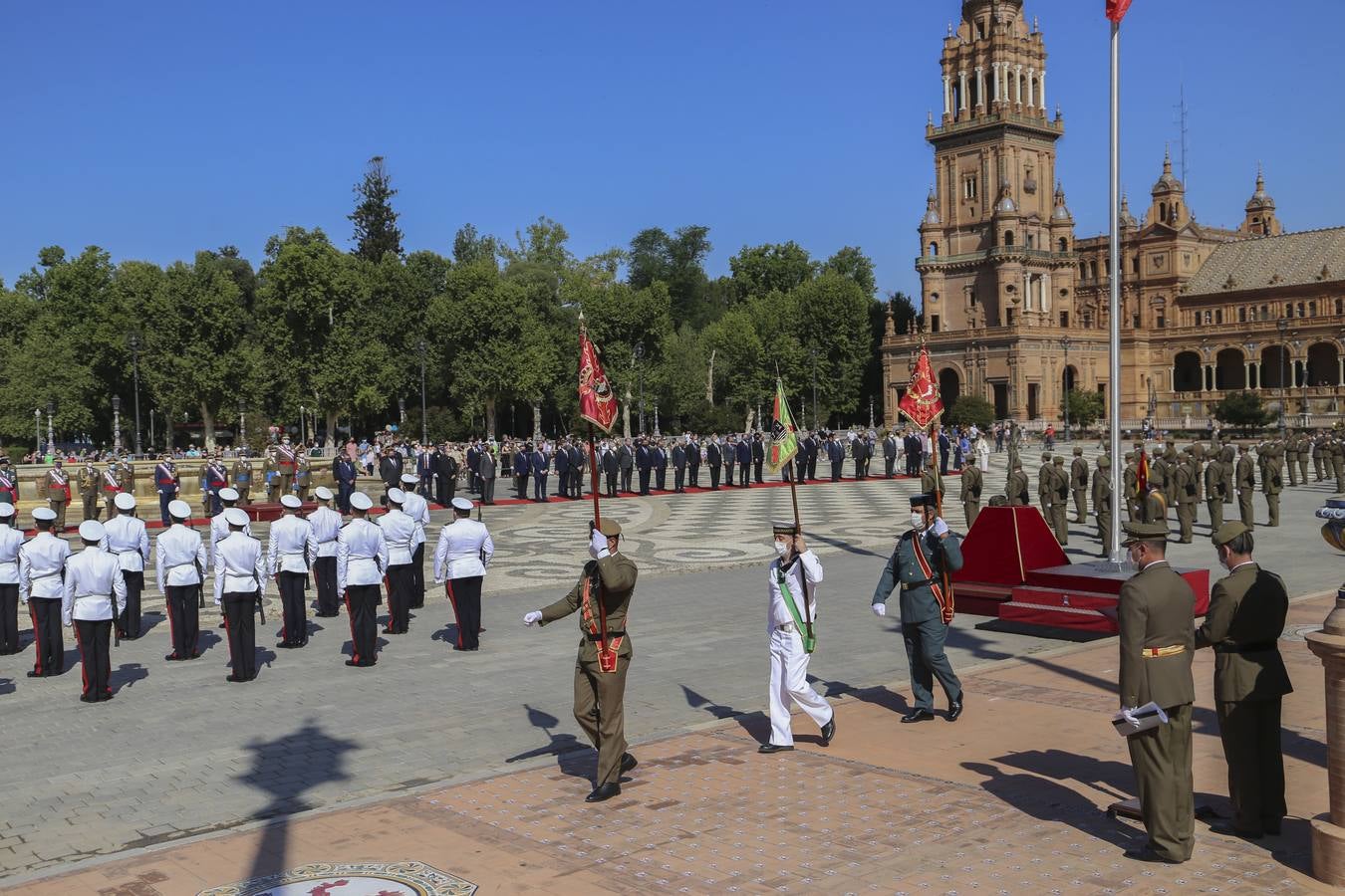 Izado de la bandera en la Plaza de España