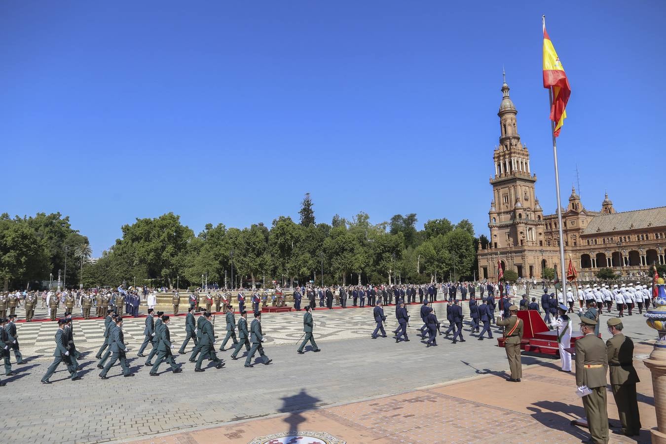 Izado de la bandera en la Plaza de España