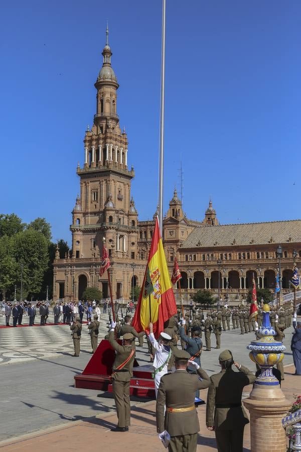 Izado de la bandera en la Plaza de España