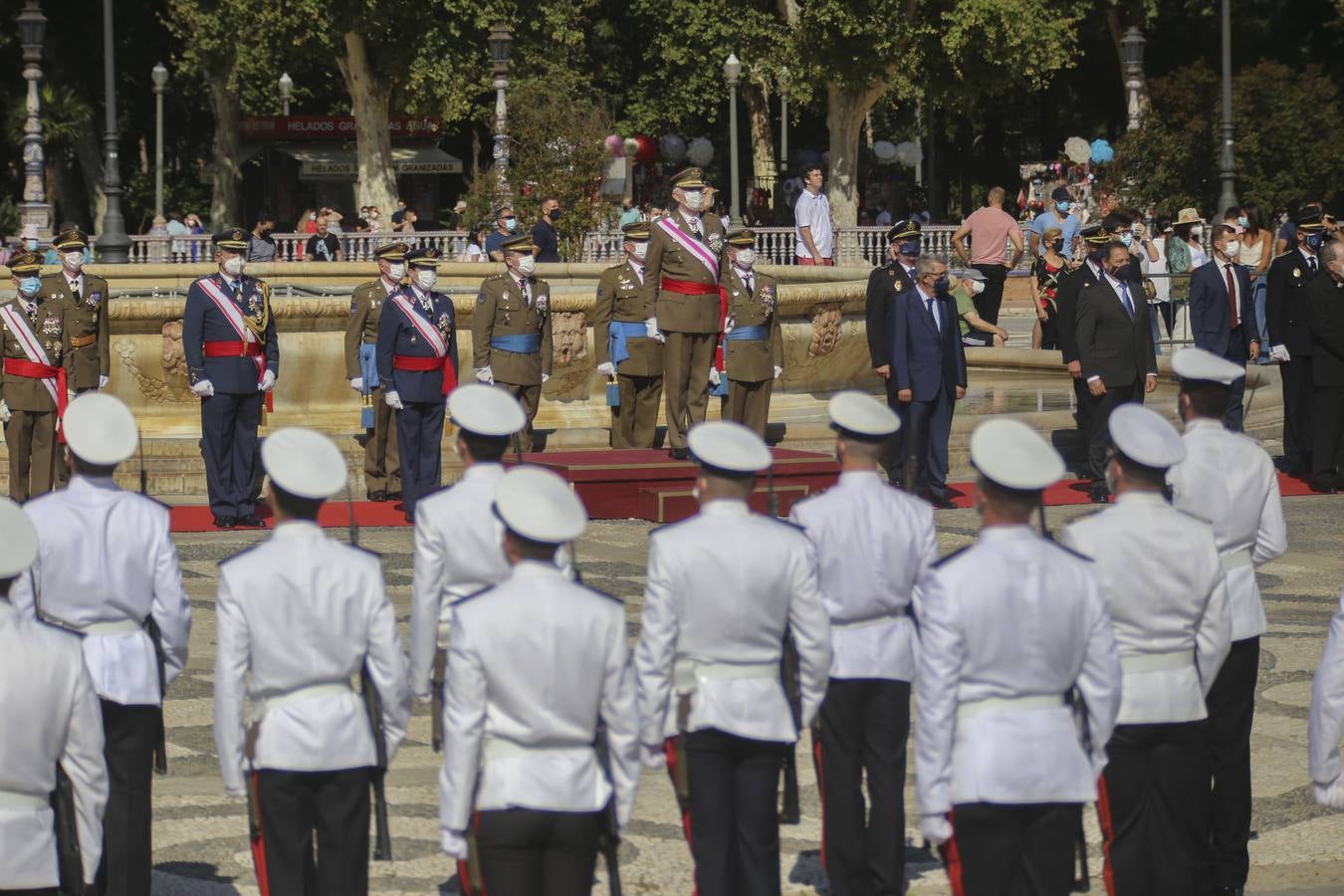 Izado de la bandera en la Plaza de España