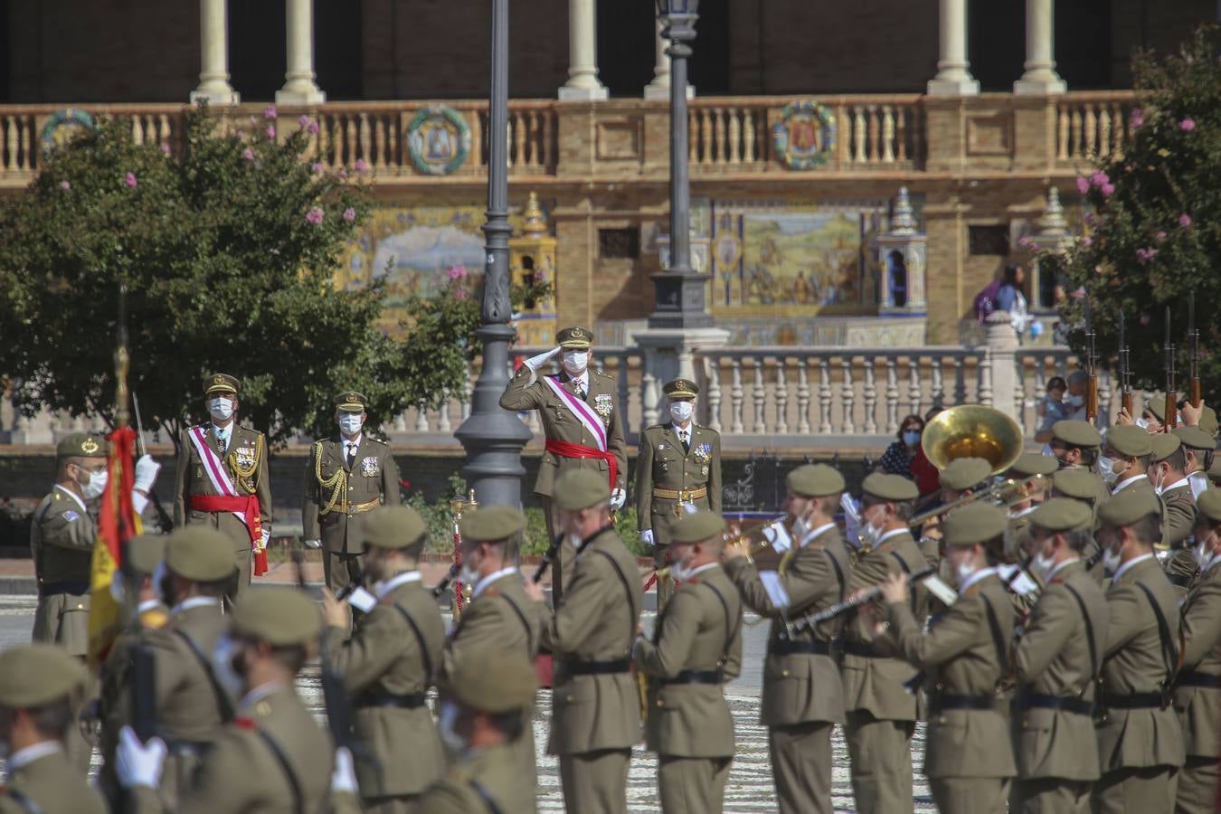 Izado de la bandera en la Plaza de España